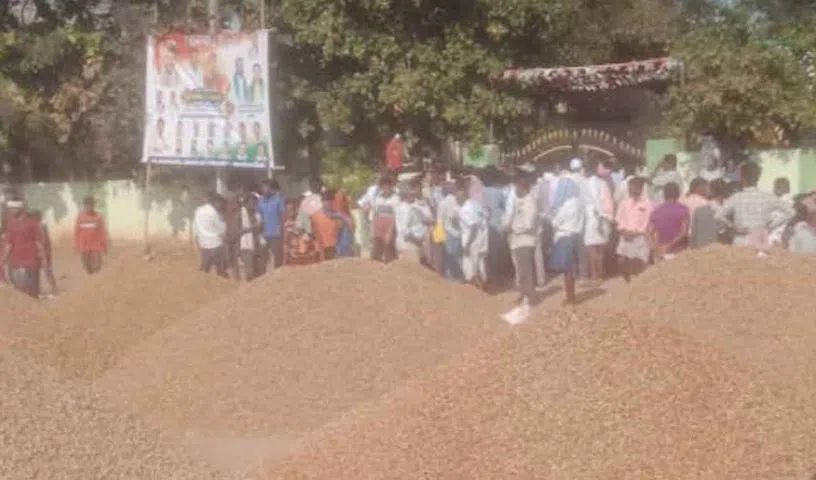 Farmers attack agriculture market office in Nagarkurnool over low price for groundnut